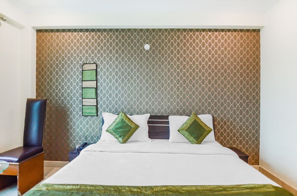 Treebo Graphixo Inn Standard Room 2