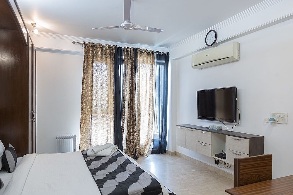 Under My Roof - Classic Classic Room 6