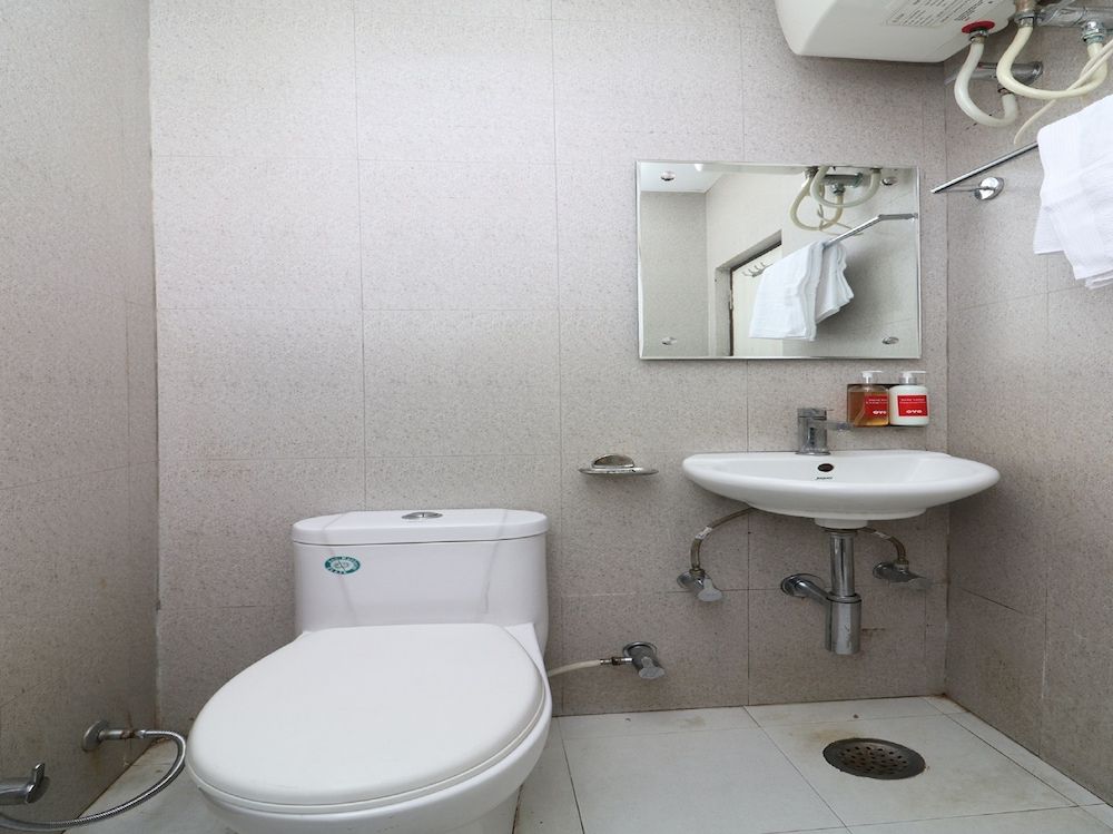 OYO Flagship 29055 Megha inn Charbagh Double or Twin Room 5