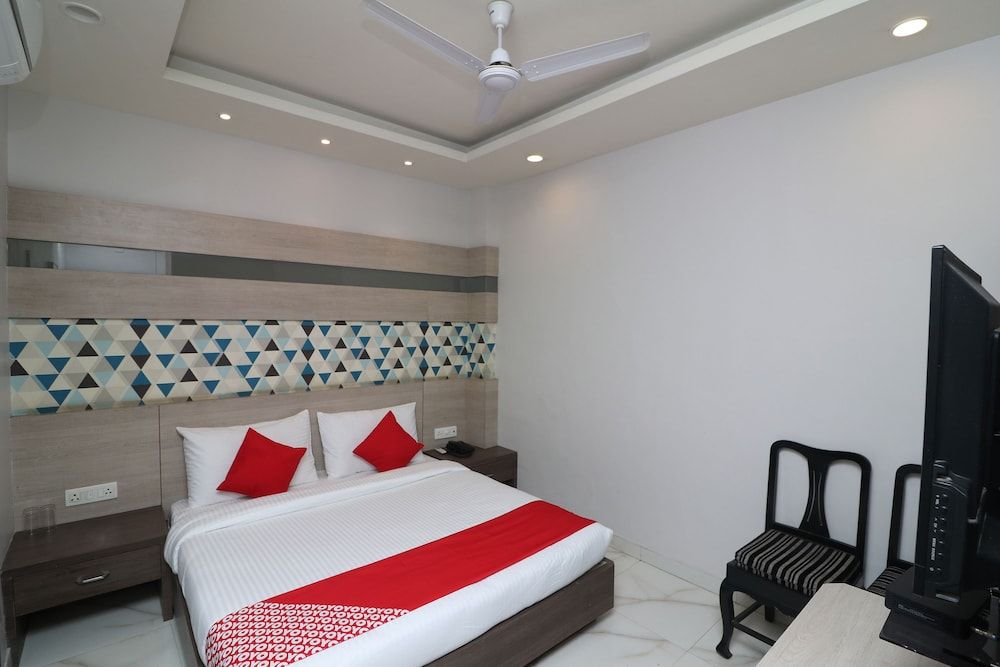 OYO Flagship 29055 Megha inn Charbagh Double or Twin Room 2