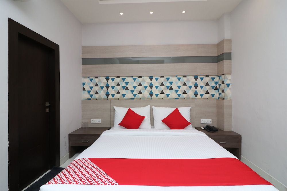 OYO Flagship 29055 Megha inn Charbagh Double or Twin Room 4
