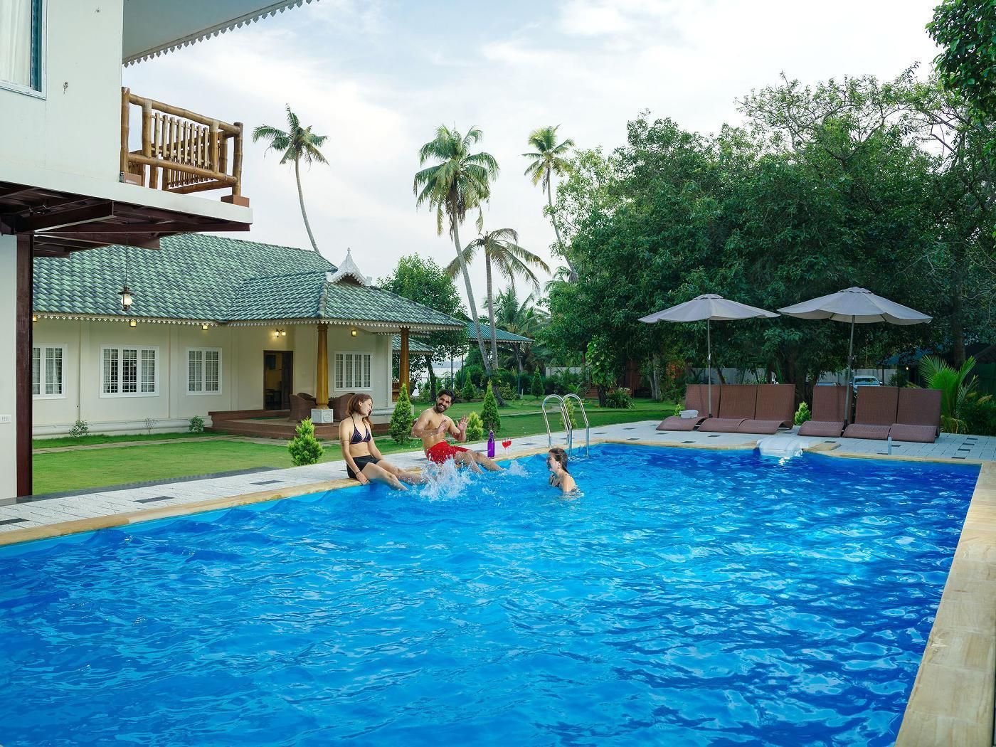 Swimming pool [outdoor]