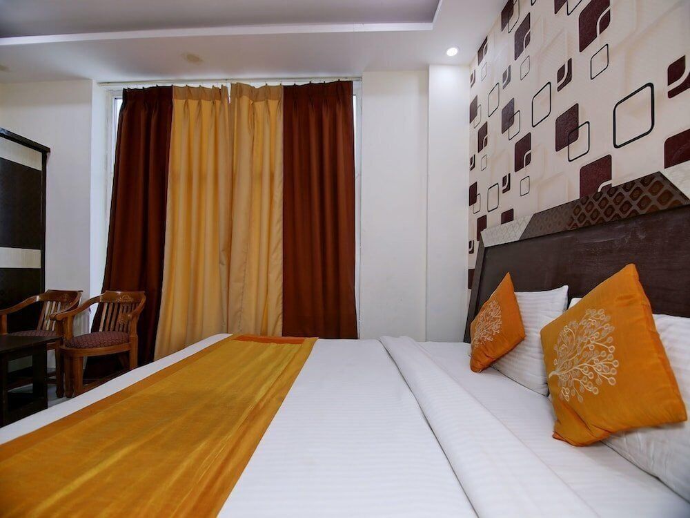 OYO Flagship Hotel Green View Palace Near ISKCON Temple Noida Super Deluxe Room 7