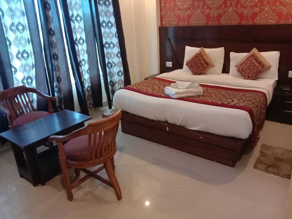 OYO Flagship Hotel Green View Palace Near ISKCON Temple Noida Super Deluxe Room 12