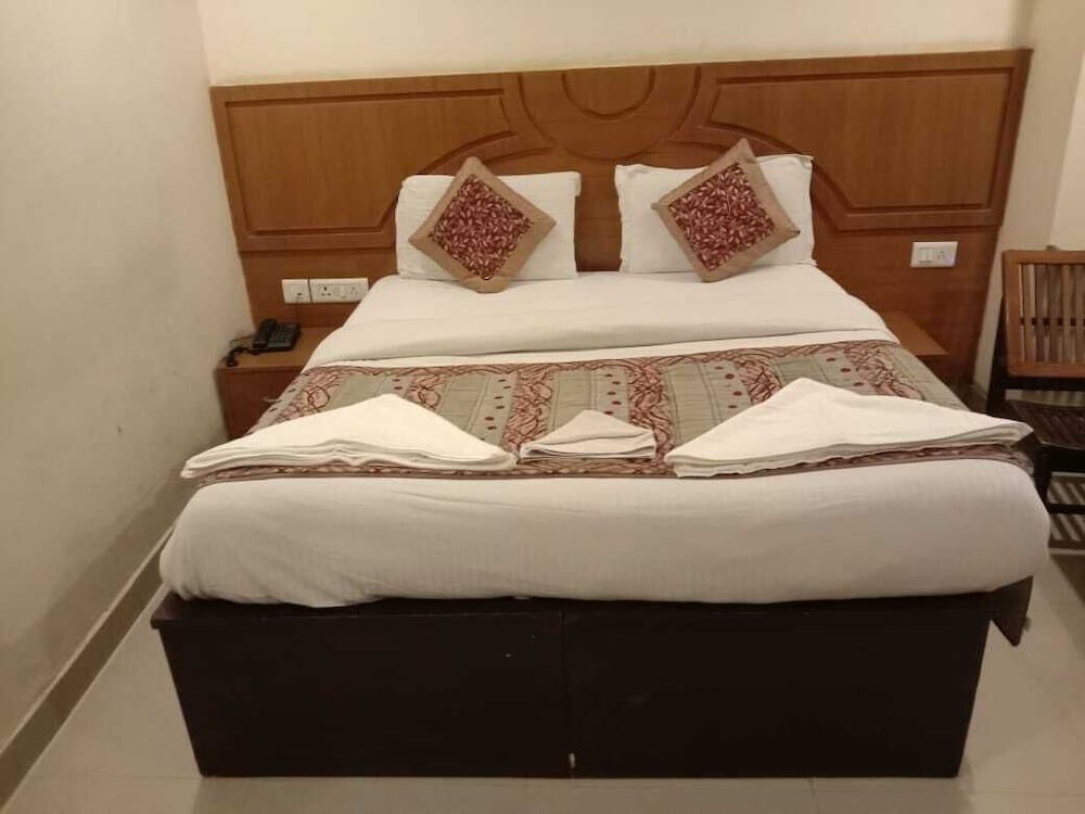 OYO Flagship Hotel Green View Palace Near ISKCON Temple Noida Super Deluxe Room 8
