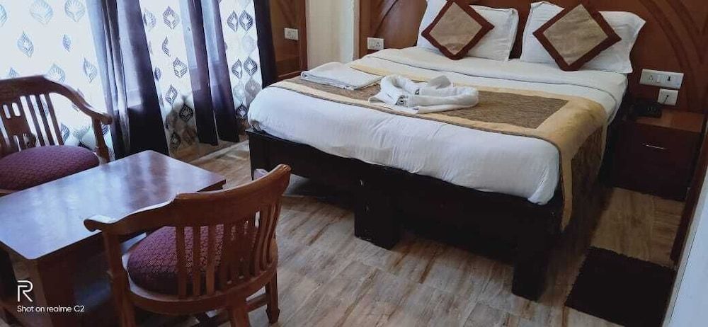 OYO Flagship Hotel Green View Palace Near ISKCON Temple Noida Super Deluxe Room 11