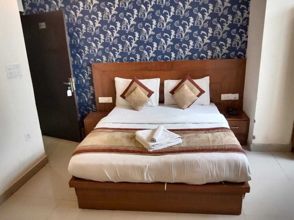 OYO Flagship Hotel Green View Palace Near ISKCON Temple Noida Super Deluxe Room 9
