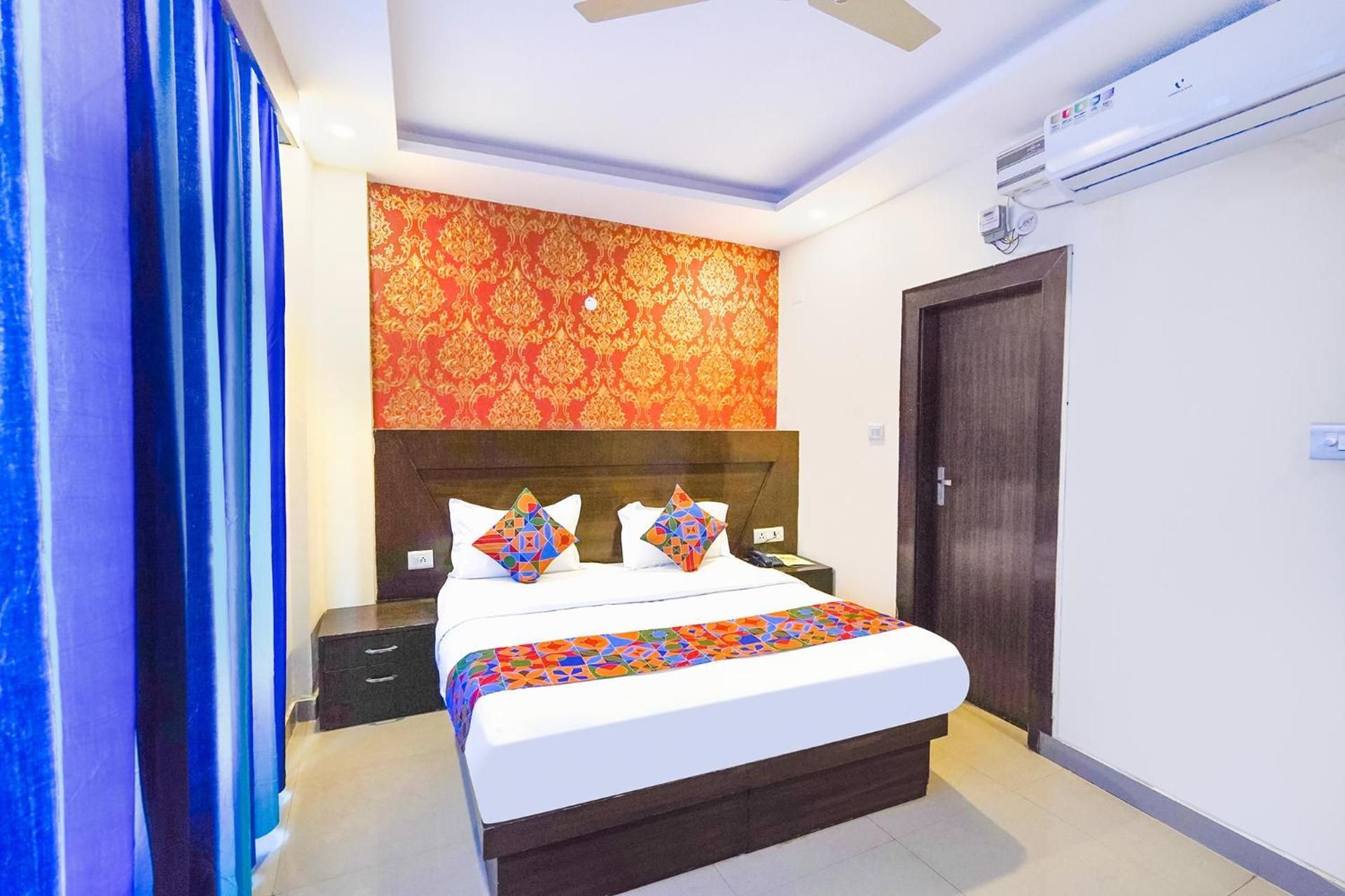 OYO Flagship Hotel Green View Palace Near ISKCON Temple Noida Deluxe Room 10