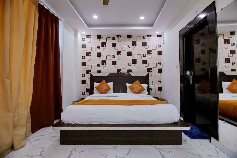 OYO Flagship Hotel Green View Palace Near ISKCON Temple Noida Super Deluxe Room