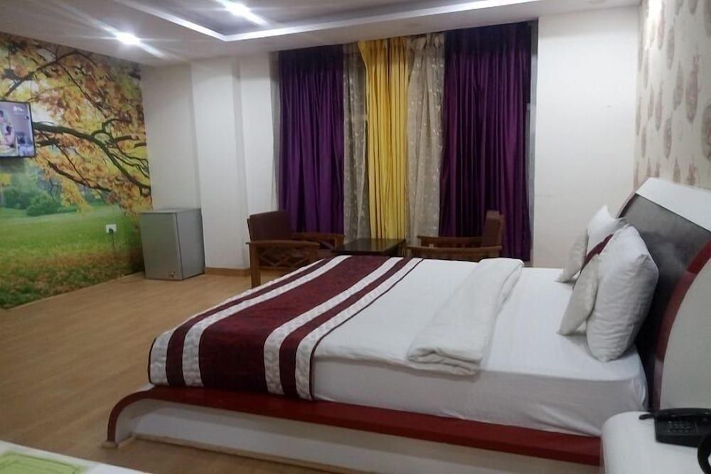OYO Flagship Hotel Green View Palace Near ISKCON Temple Noida Classic Room 3