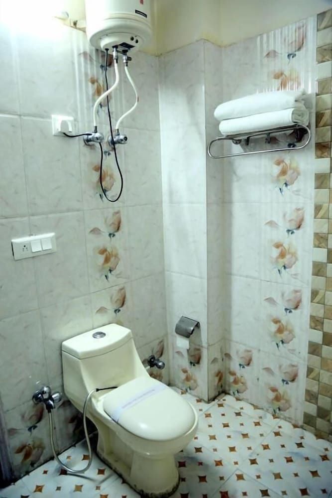 OYO Flagship Hotel Green View Palace Near ISKCON Temple Noida Deluxe Room 13