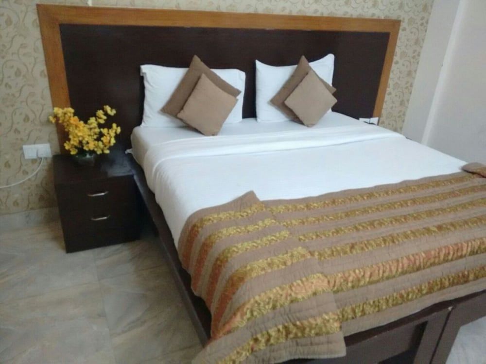 OYO Flagship Hotel Green View Palace Near ISKCON Temple Noida Super Deluxe Room 10
