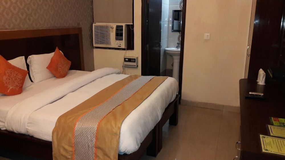OYO Flagship Hotel Green View Palace Near ISKCON Temple Noida Deluxe Room 4