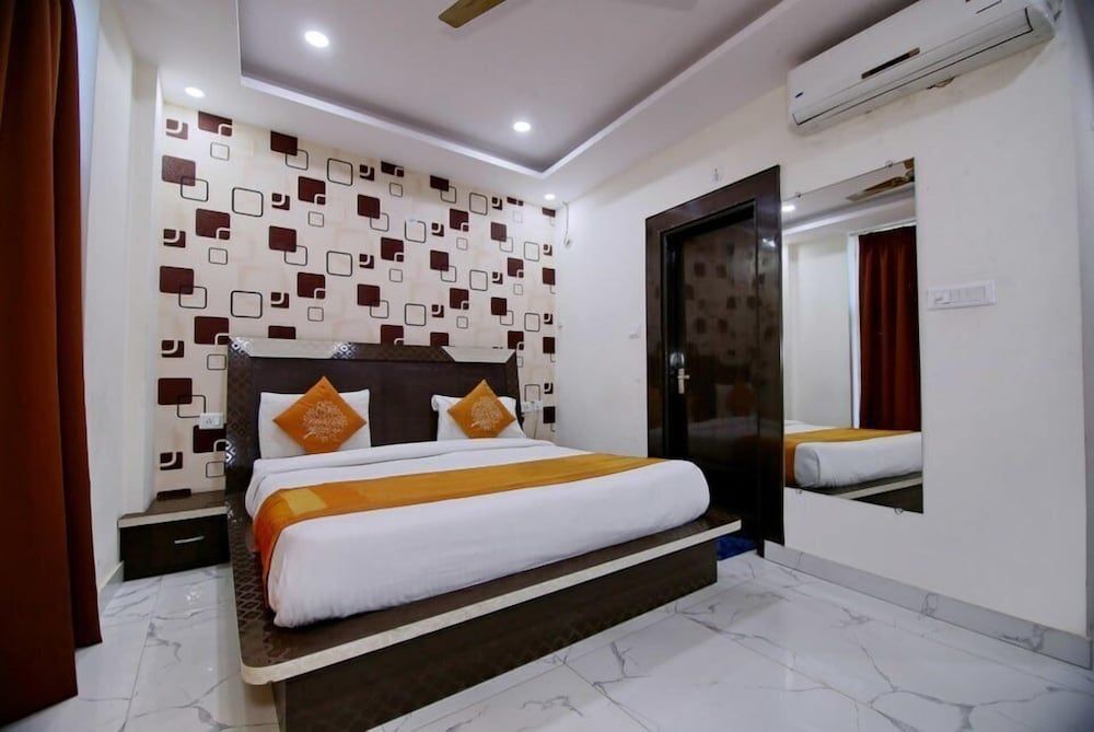 OYO Flagship Hotel Green View Palace Near ISKCON Temple Noida Super Deluxe Room 2