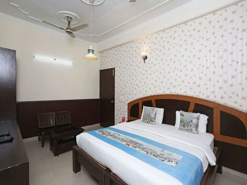 OYO Flagship Hotel Green View Palace Near ISKCON Temple Noida Deluxe Room