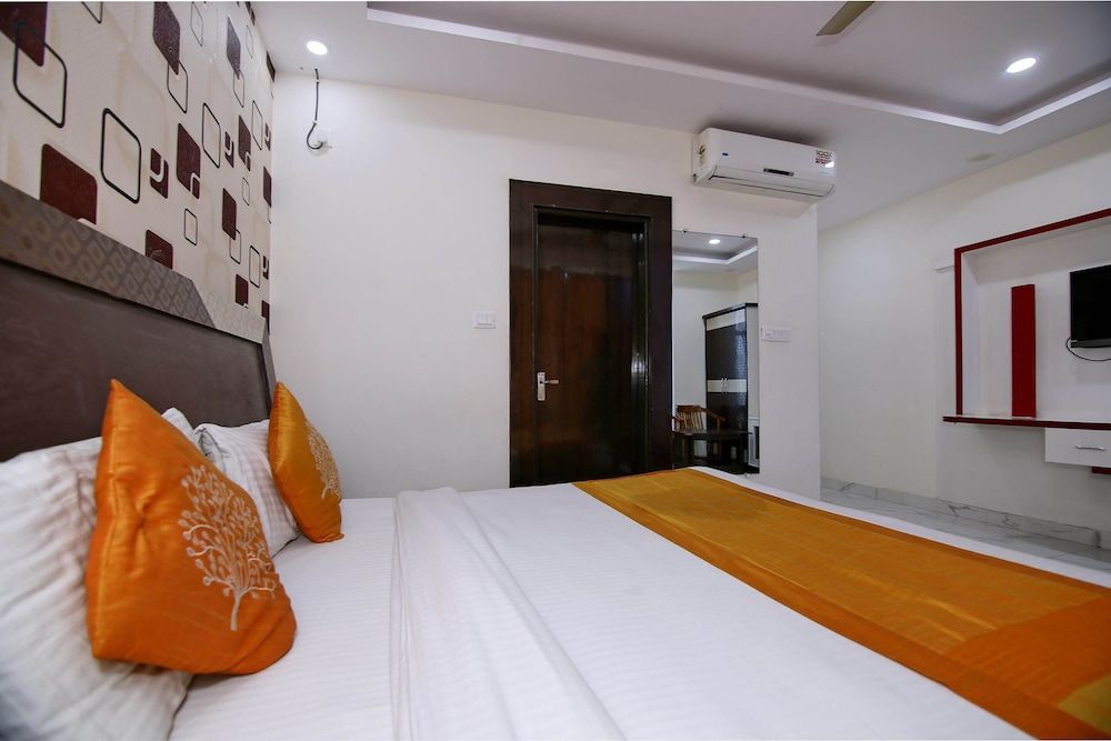 OYO Flagship Hotel Green View Palace Near ISKCON Temple Noida Deluxe Room 2
