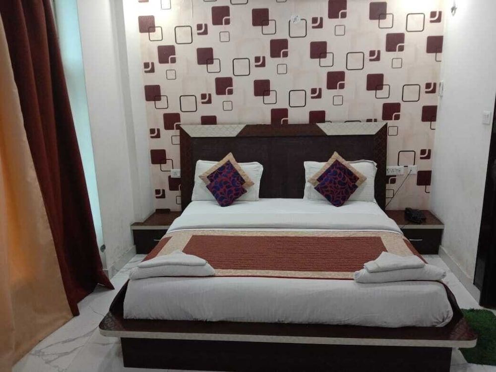 OYO Flagship Hotel Green View Palace Near ISKCON Temple Noida Super Deluxe Room 3