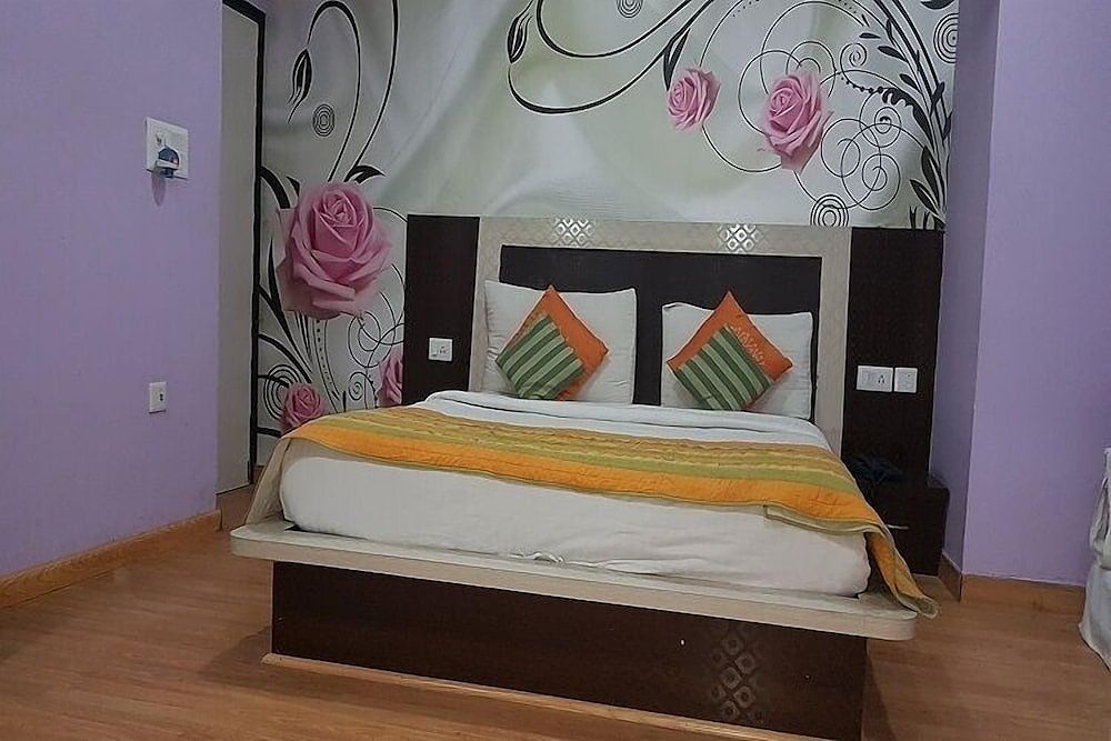 OYO Flagship Hotel Green View Palace Near ISKCON Temple Noida Classic Room