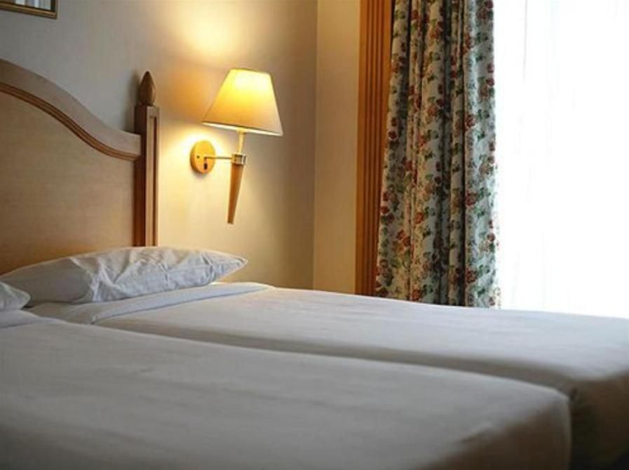 Savoy Suites Noida Suite Room- Twin Bed 3