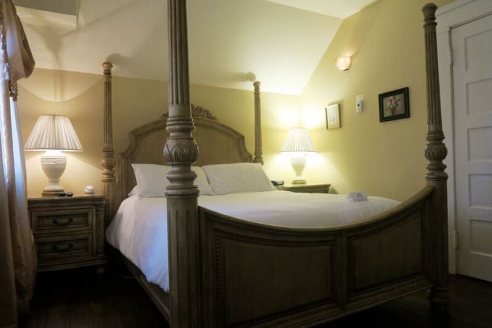 Glen Tavern Inn Standard Room, 1 Queen Bed, Jetted Tub 2