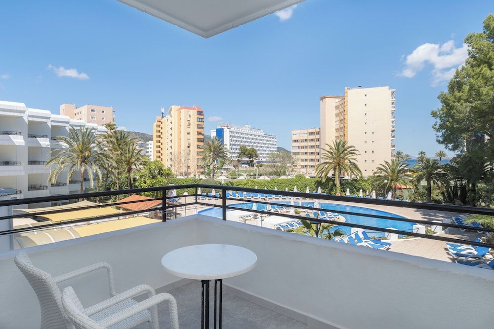 Superior Studio, Pool View