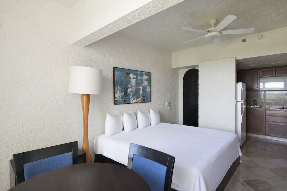 Club Regina Cancun Studio w/Kitchenette 3