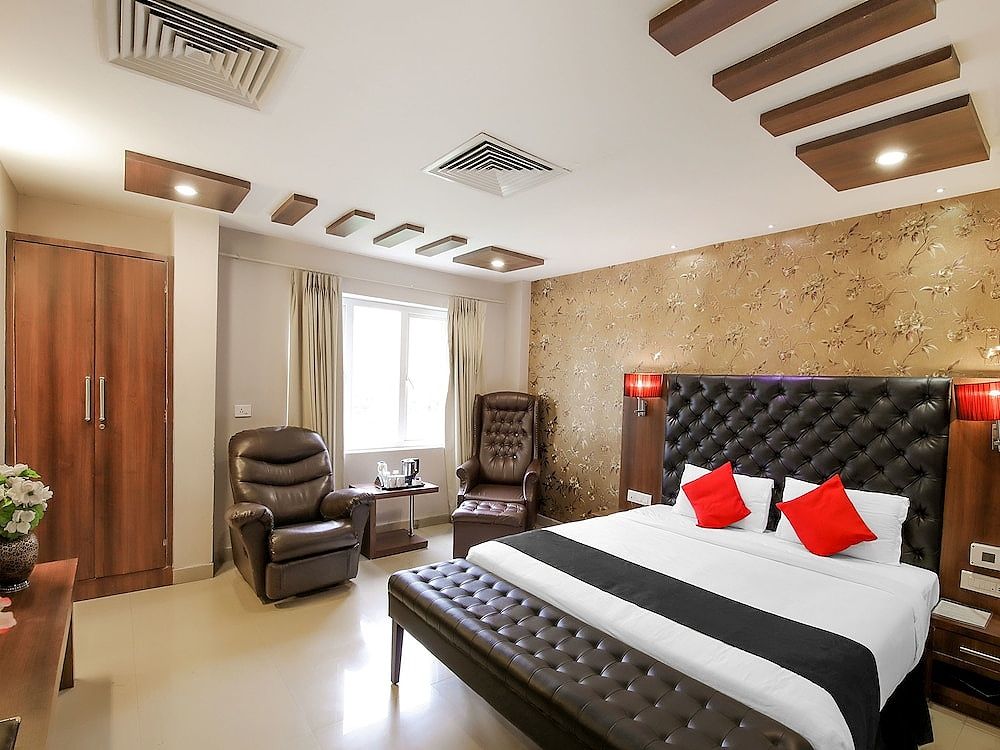 Capital O 18430 The Dawn Hotel Suite, 1 King Bed 7