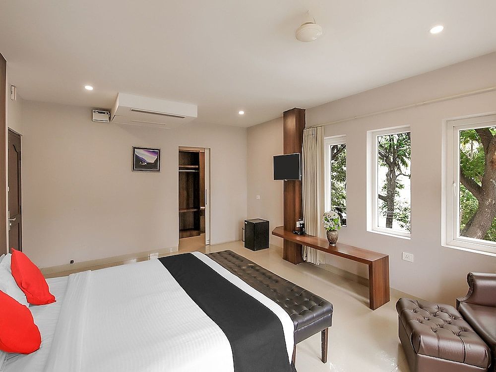 Capital O 18430 The Dawn Hotel Suite, 1 King Bed 2