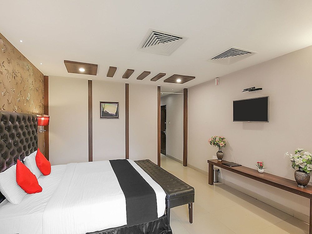 Capital O 18430 The Dawn Hotel Suite, 1 King Bed 3