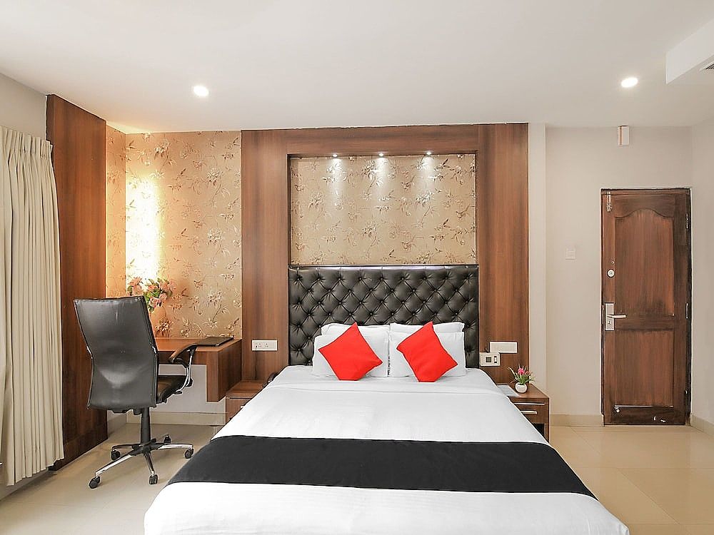 Capital O 18430 The Dawn Hotel Suite, 1 King Bed 6