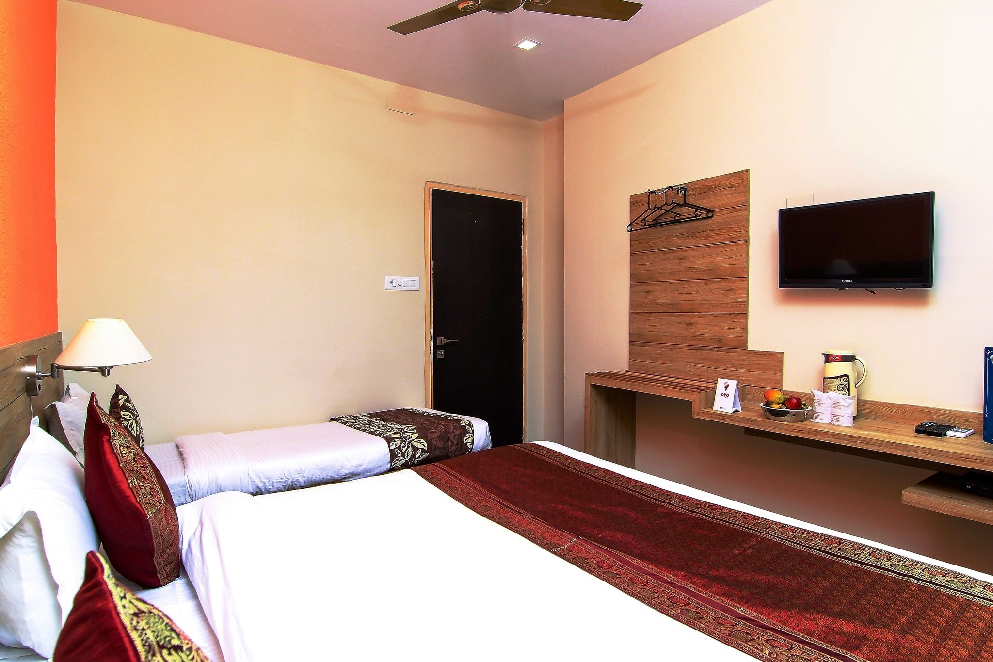 Hotel R B International Deluxe Room 8