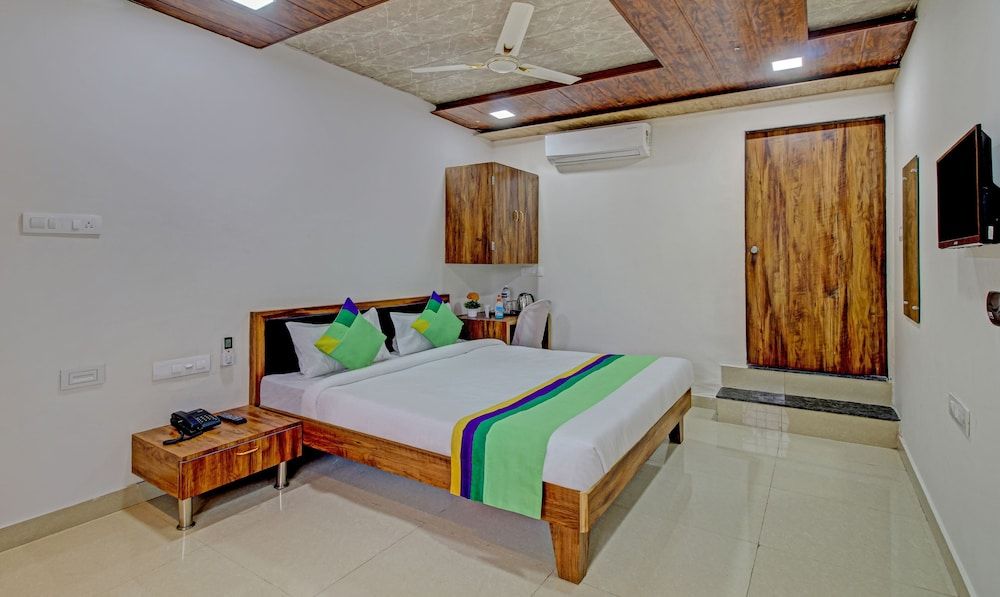 Treebo Sai Samrat Resort Satara Deluxe Double Room 8