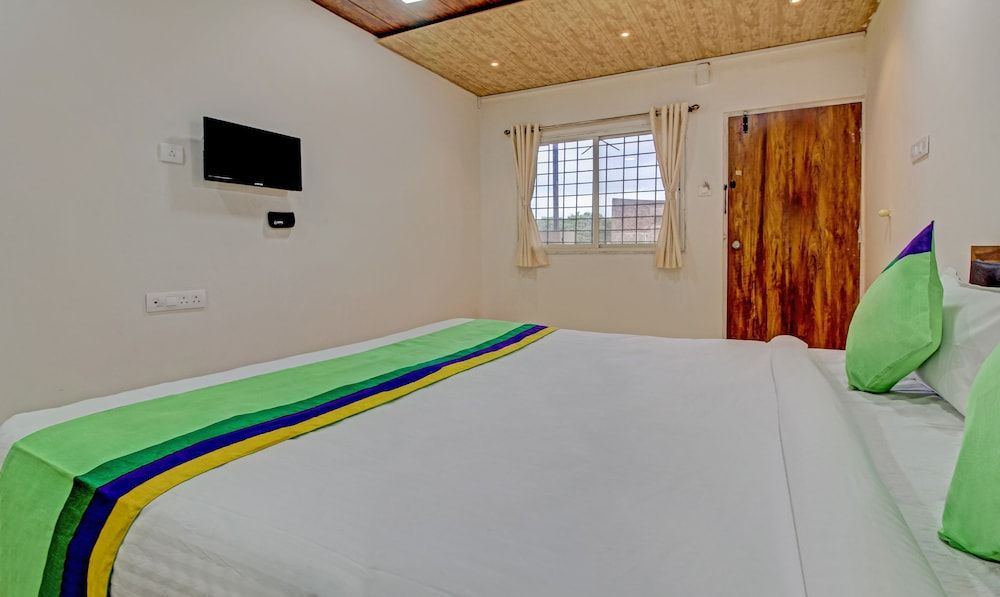 Treebo Sai Samrat Resort Satara Deluxe Double Room 11