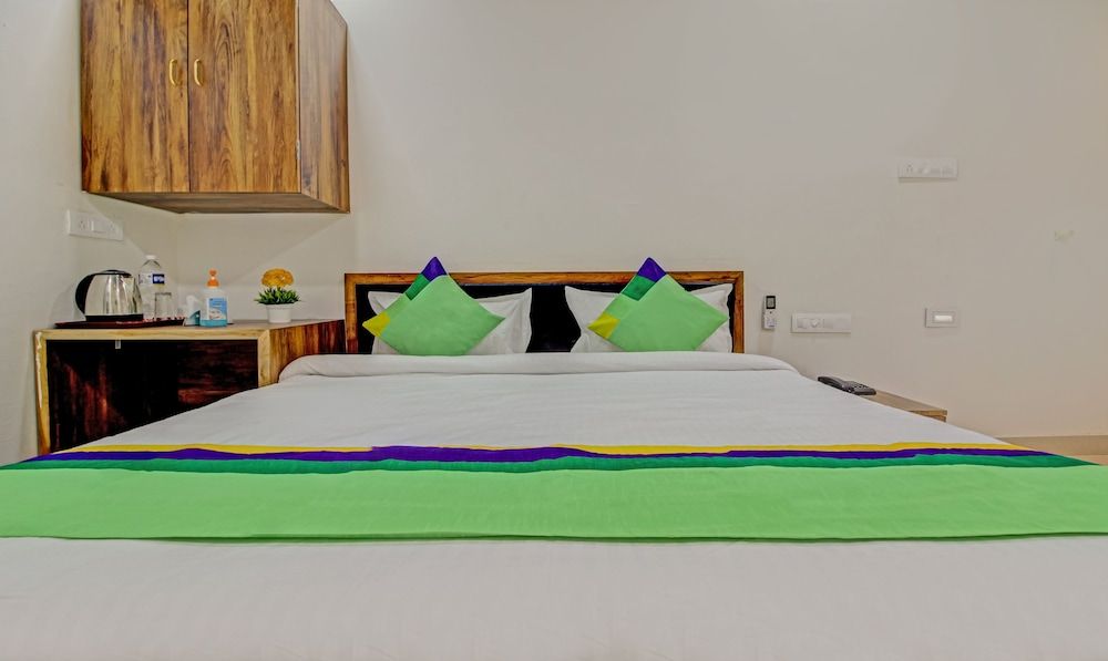 Treebo Sai Samrat Resort Satara Deluxe Double Room 9