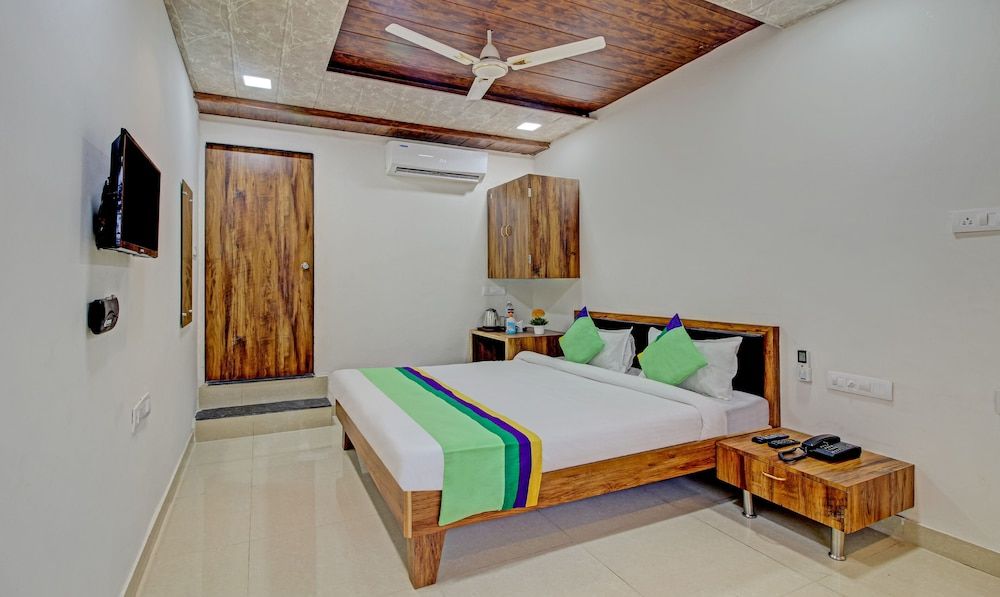 Treebo Sai Samrat Resort Satara Deluxe Double Room 4