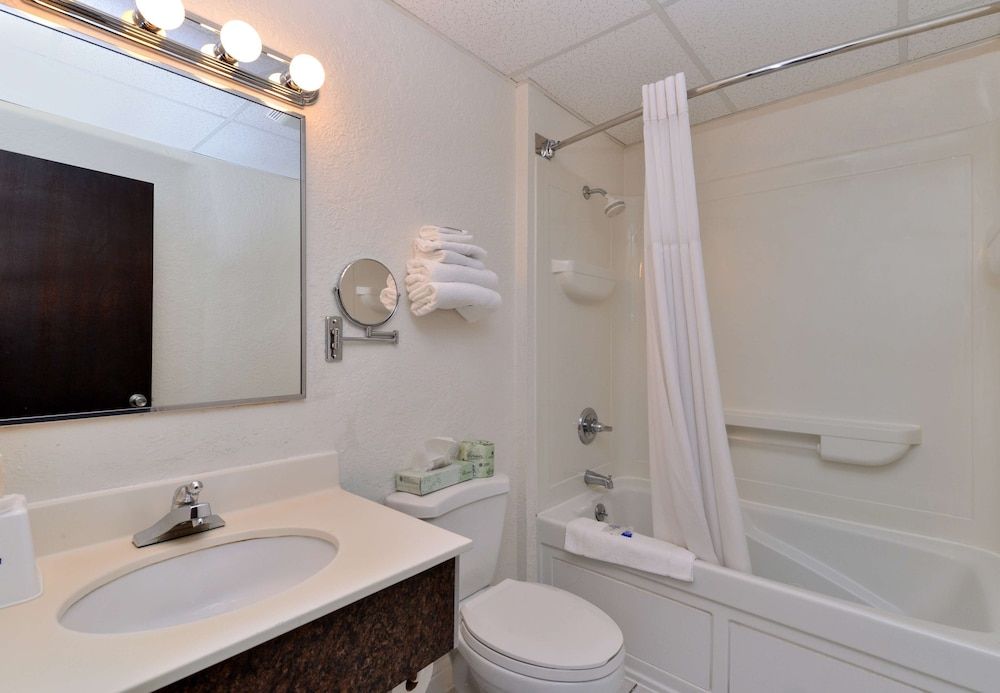 Americas Best Value Inn New Paltz Room, 1 King Bed, Accessible, Non Smoking 3