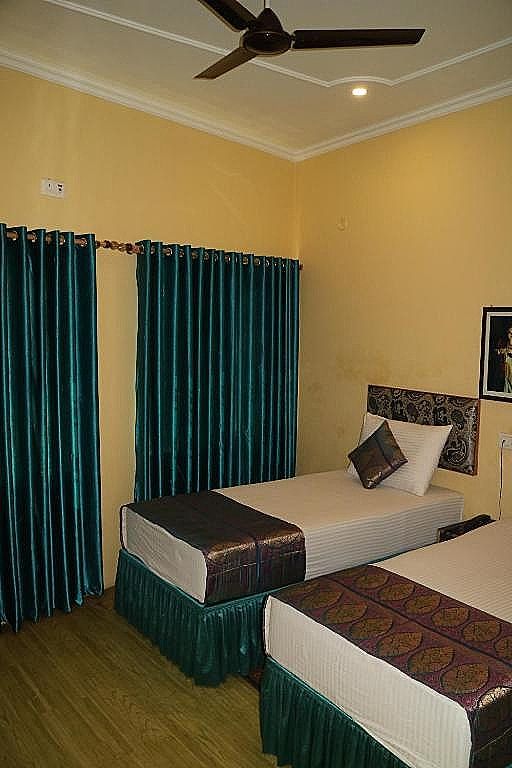 Tara Guest House Superior Twin Room City View and one way complimentary airport pick up 4