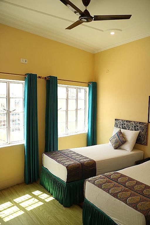 Tara Guest House Superior Twin Room City View and one way complimentary airport pick up 2