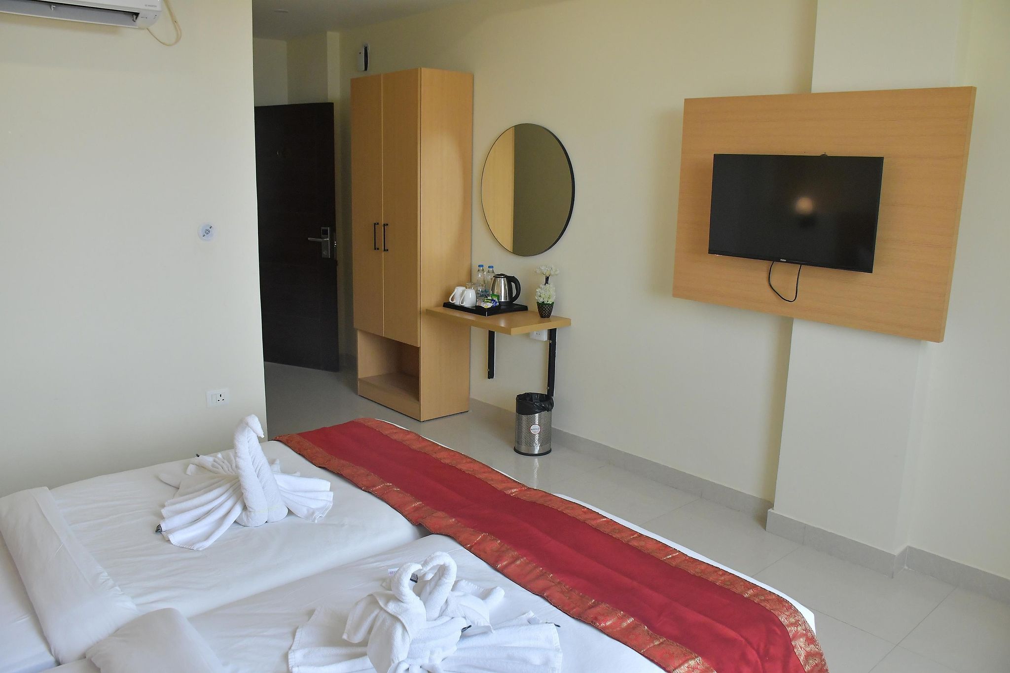 Click Hotel Yatharth Inn Premium Room 4