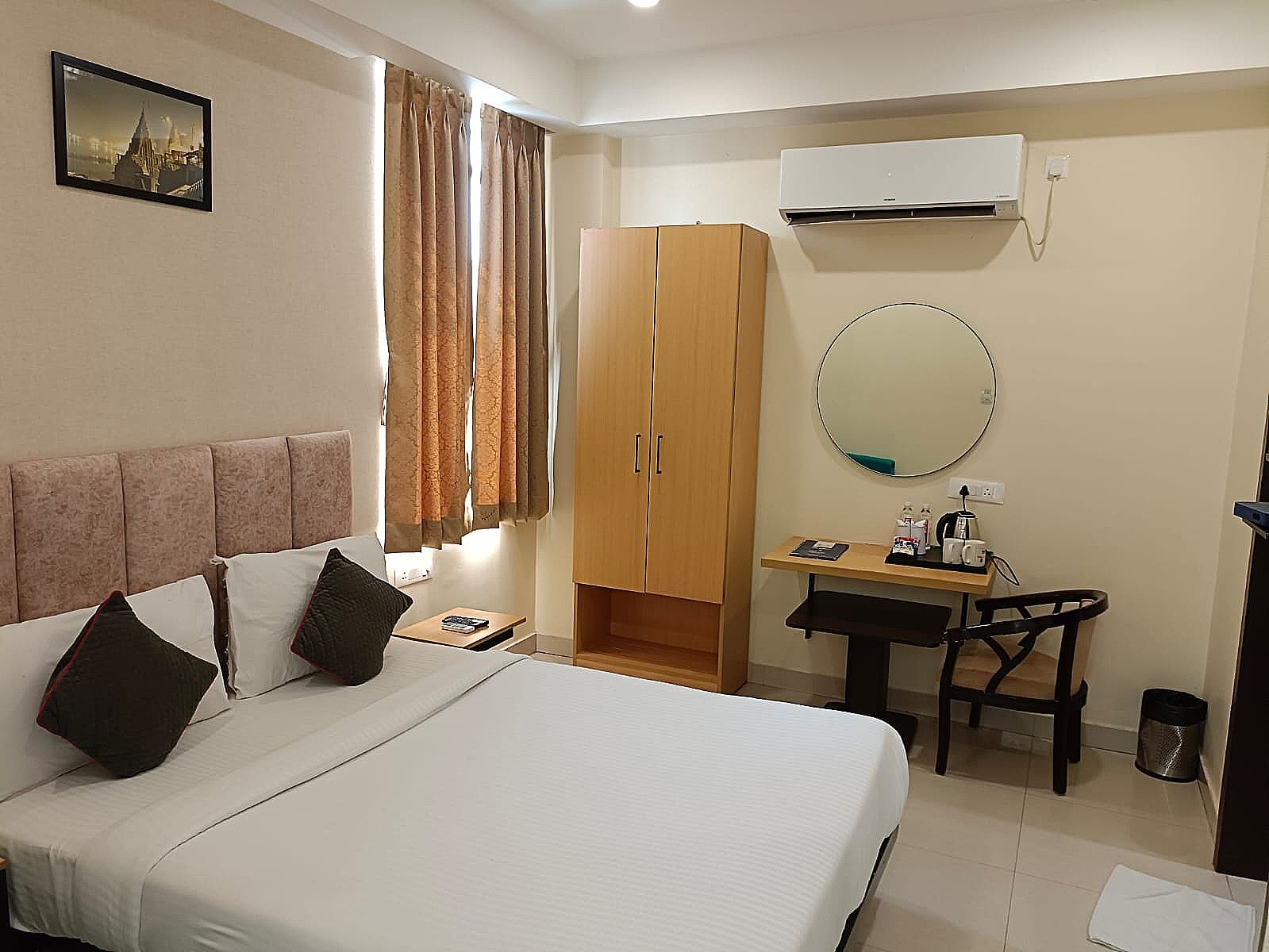 Click Hotel Yatharth Inn Deluxe Room 4