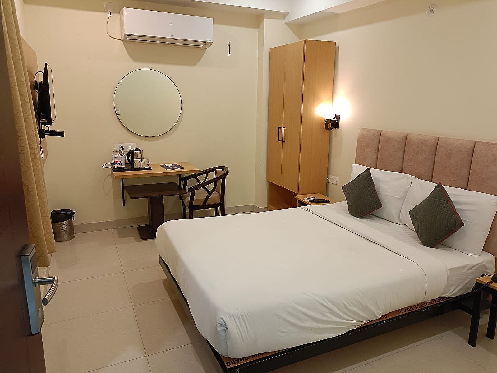 Click Hotel Yatharth Inn Deluxe Room 3