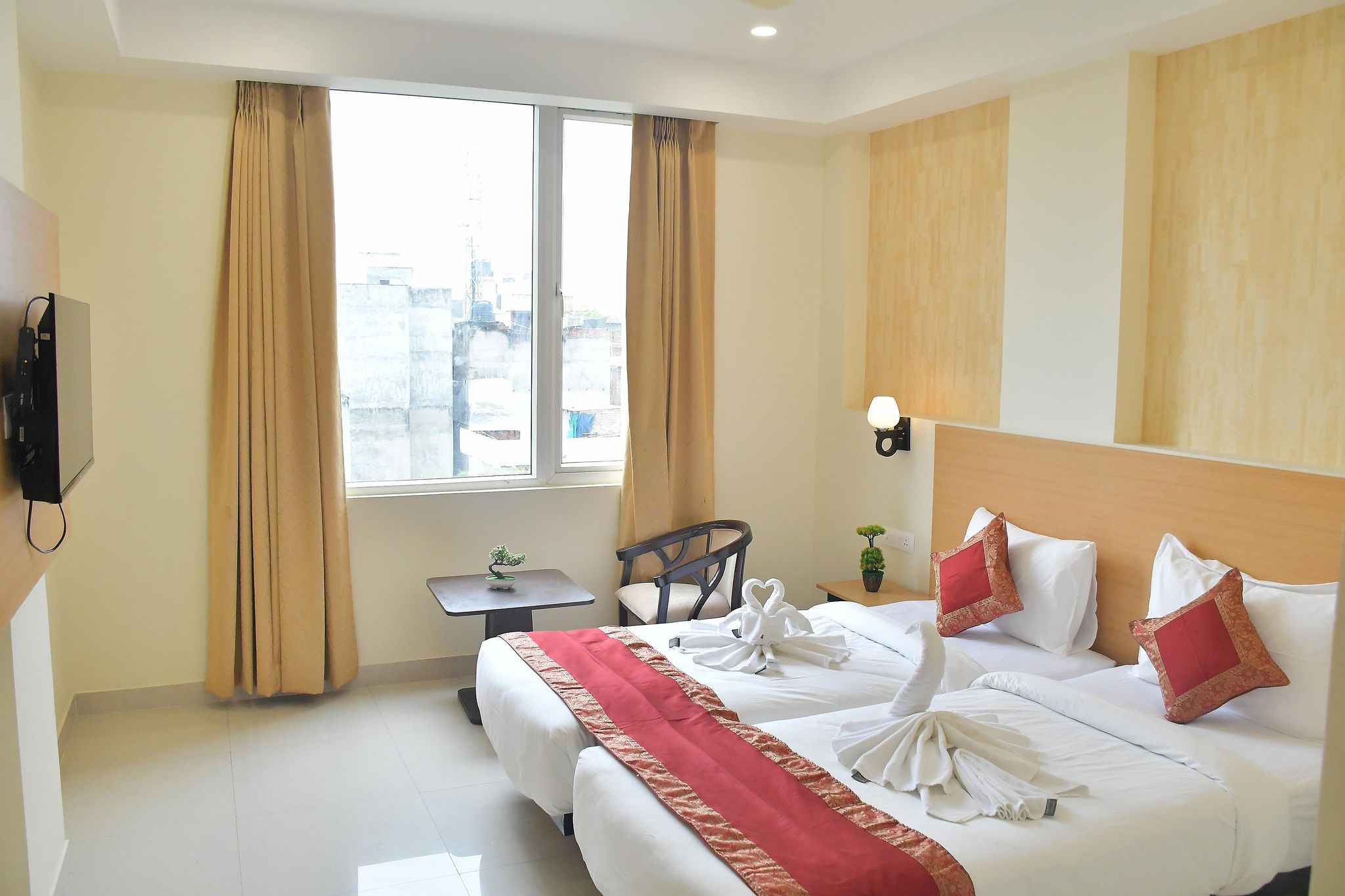 Click Hotel Yatharth Inn Premium Room 5