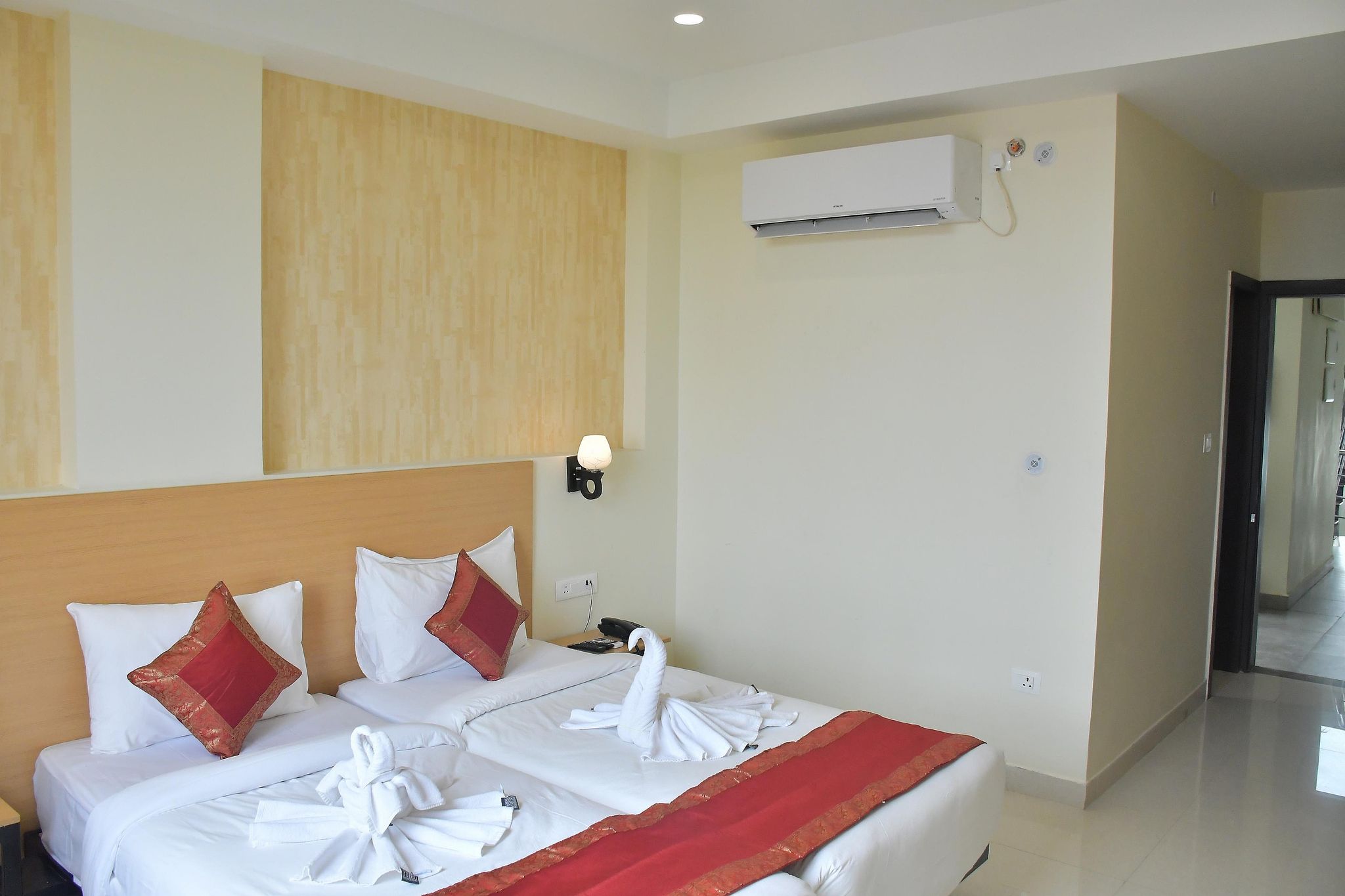 Click Hotel Yatharth Inn Premium Room 3