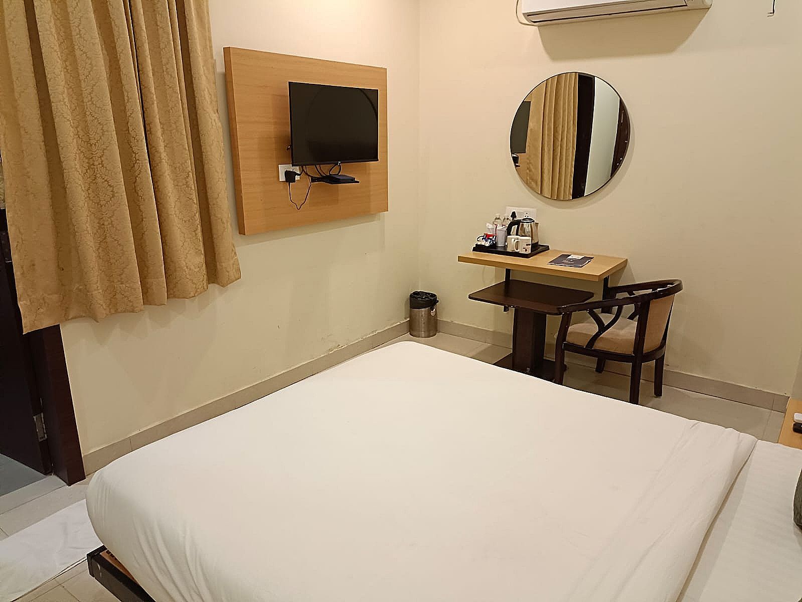 Click Hotel Yatharth Inn Deluxe Room 2