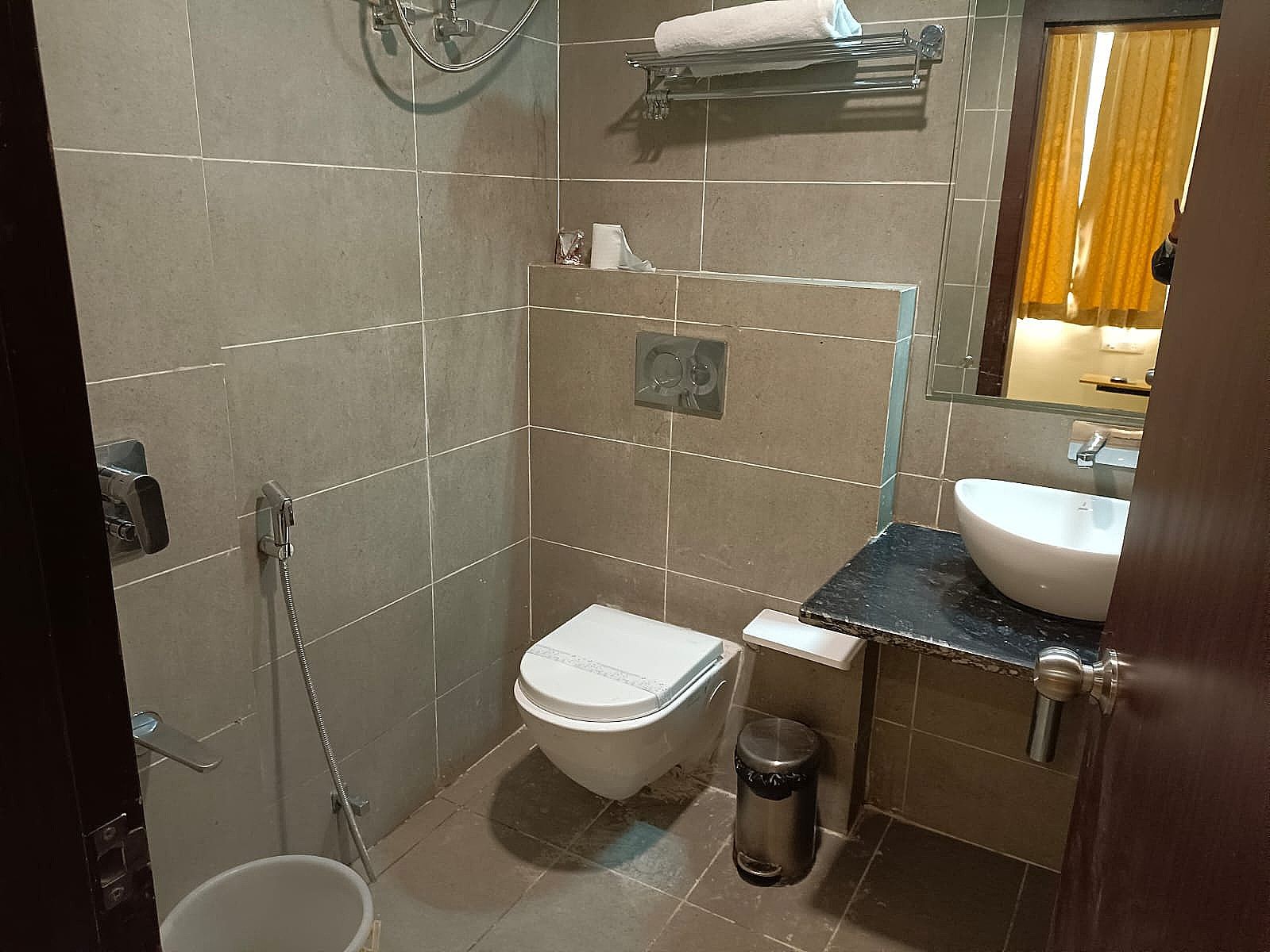 Click Hotel Yatharth Inn Deluxe Room 6