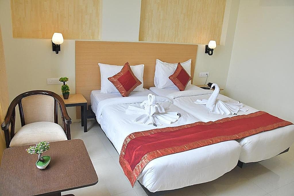 Click Hotel Yatharth Inn Deluxe Room