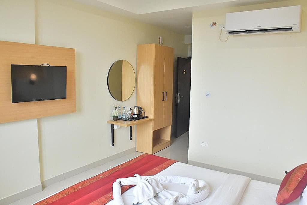 Click Hotel Yatharth Inn Deluxe Room 7