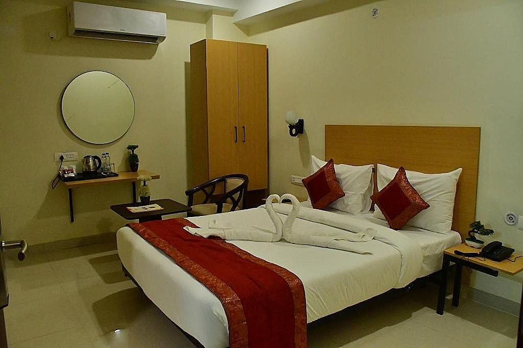 Click Hotel Yatharth Inn Deluxe Room 8