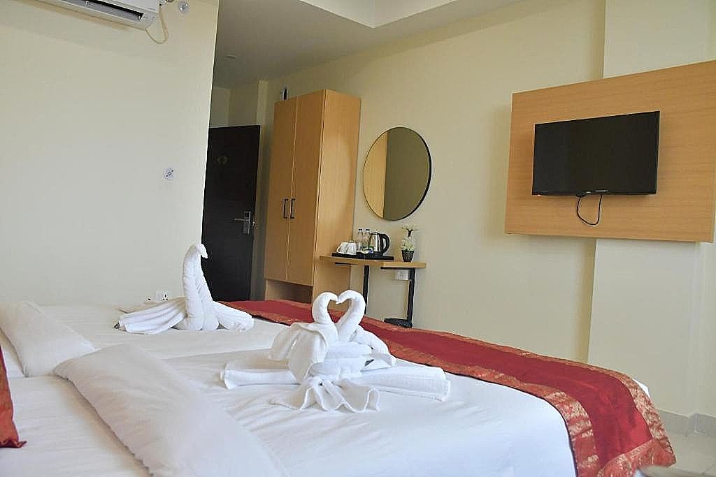 Click Hotel Yatharth Inn Premium Room