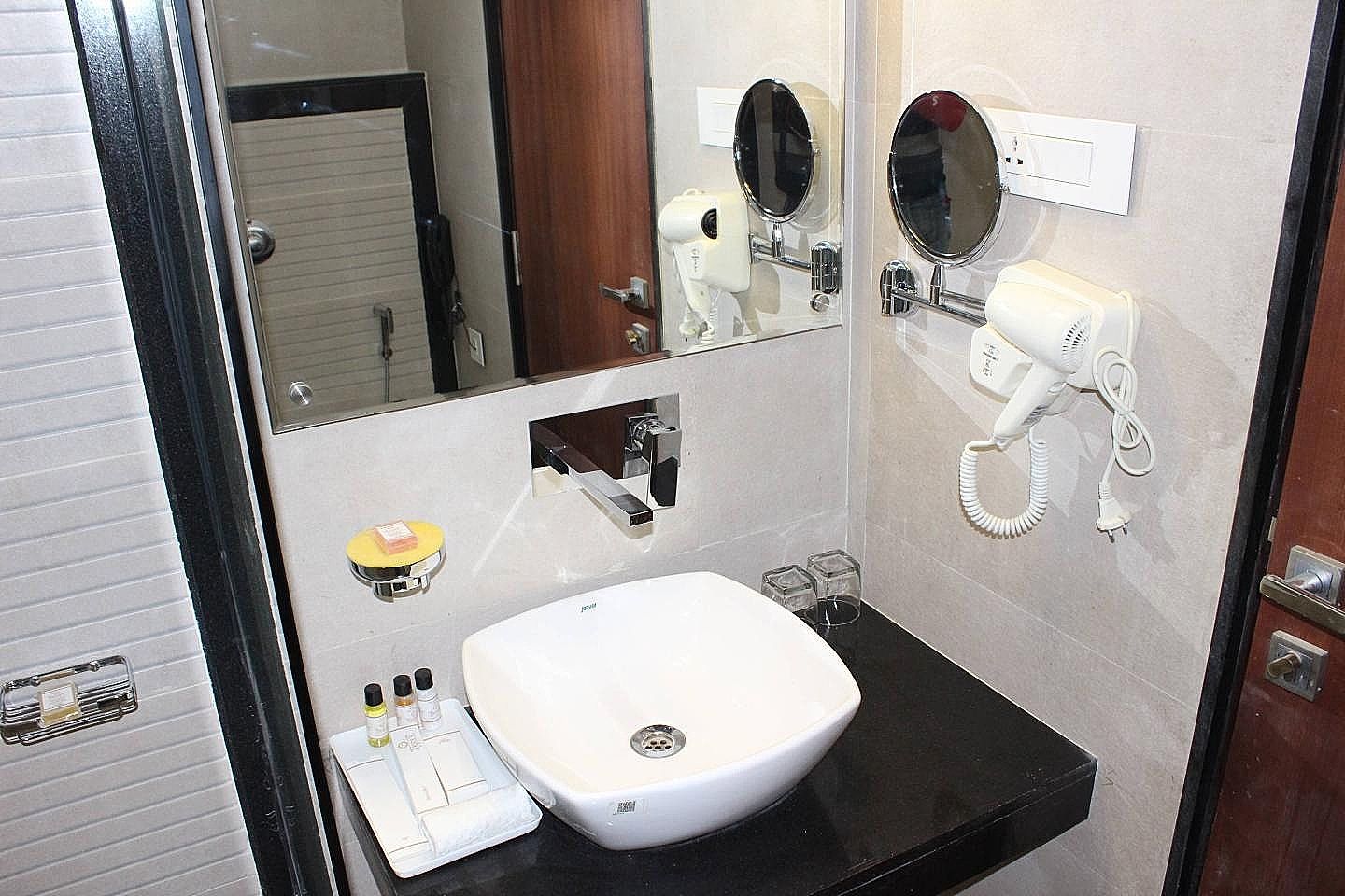 Hotel Tridev Deluxe Room, Non Smoking 4